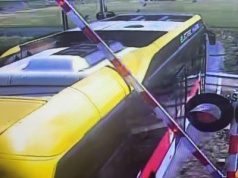 Sekundy od katastrofy. Autobus uwięziony na torach