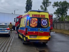 Nastolatek na elektrycznej hulajnodze zderzył się z ciężarówką