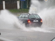 To największy strach kierowców w czasie deszczu. Jak się nie dać aquaplaningowi?