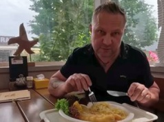 Tomasz Strzelczyk zamówił dorsza w Darłówku. Już po pierwszym kęsie to wyczuł