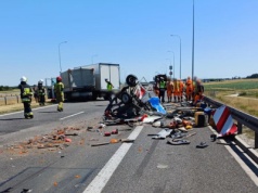 Bus uderzył w pojazd Służby Drogowej