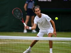 Dwa zwycięstwa w jeden dzień. Koncert Polaka na Wimbledonie trwa