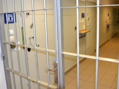 Biegał po boisku szkolnym i celował do ludzi z broni pneumatycznej