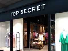 Ażurowa, przewiewna i... na wyprzedaży. Top Secret ma bluzeczkę, która zatrzęsie latem. Co w Sinsay?