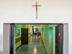 Awantura o krzyż w niemieckiej szkole. Byłe uczennice wygrały w sądzie