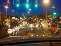 Miasto Jest Nasze chce zakończyć wyścigi motocyklistów w Warszawie. Jest petycja do Hołowni