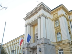 Akcja służb przed Kancelarią Premiera. "Pojawiła się kobieta z kanistrem"
