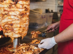 Polacy uwielbiają kebab. Co na to dietetyk?
