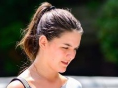 Suri Cruise spaceruje po mieście z odsłoniętym brzuchem. Właśnie skończyła pierwszy rok studiów
