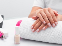 Tradycyjne lakiery do paznokci – jak zrobić manicure z ich wykorzystaniem?