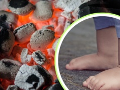 Mężczyzna wysypał gorący brykiet na trawę. Dwulatek poparzył nogi