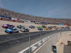 Winnice Kalifornii i Betonowy Potwór z Dover – wyścigi NASCAR Cup Series w Motowizji