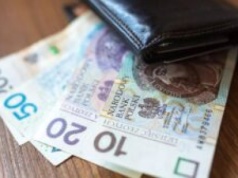 Rząd podjął kluczową decyzję. 100 tys. emerytów dostanie wyższe świadczenia!