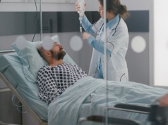 Przymus czy troska? Jak nie naruszyć praw pacjenta przy zabezpieczeniu przed upadkiem