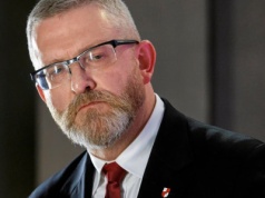 „Komory gazowe to fake”. Grzegorz Braun kłamie o Holokauście
