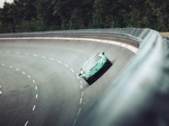 Ten samochód przyśpiesza w 7,89 sekundy. Tyle, że od zera do 300 km/h