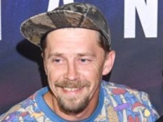 Dawno niewidziany Bartosz Obuchowicz pozuje na ściance z CAŁĄ RODZINĄ. Jego najstarsza córka skończyła 19 LAT
