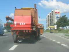 Bez rejestracji, a wciąż na drodze. Kierowcy przecierają oczy na widok kombajnu. Czy to legalne?