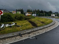 Groźne zdarzenie na Rondzie Kuronia! Autobus zjechał z drogi i uderzył w ekrany