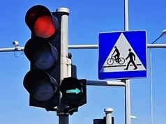 Znikające zielone strzałki z łódzkich sygnalizatorów. „Musimy dostosować się do przepisów”