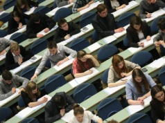 Absolwenci tych kierunków mogą liczyć na 14 tys. na start. Na liście nie tylko informatyka