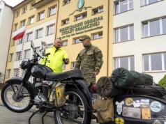 Zawodowo nosi mundur, w wolnym czasie przywraca do życia zabytkowe, polskie motocykle. Funkcjonariusz SG z nietypową pasją