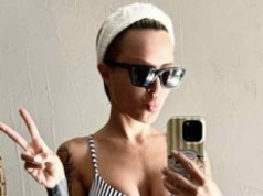 Blanka Lipińska zachwyca formą, prężąc się przed lustrem w bikini