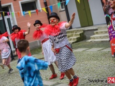Klauni, bańki mydlane i taniec na świdnickim Rynku. Rozpoczął się 27. Festiwal Teatru Otwartego [FOTO/PROGRAM]