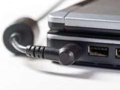 Dlaczego warto usypiać laptopa? Sprawdziłem, ile zaoszczędzisz