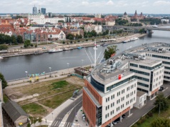 Wrak starego jachtu znika ze szczecińskiej Łasztowni