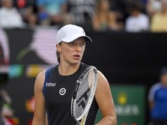 Iga Świątek w finale Wimbledonu. Wspiera ją tata, z mamą ma chłodne relacje