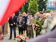 Błękitny kwiat lnu symbolem pamięci. W Katowicach uczczono ofiary Wołynia