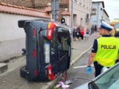 Wjechał na chodnik, potrącił nastolatki. Co ze sprawcą wypadku w Chełmnie?
