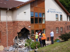 Dramat! BMW wjechało w dom opieki. Dwie staruszki nie żyją!