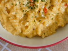 Wlej na patelnię i dodaj makaron. Smaczny i wartościowy obiad, który zrobisz w 10 minut