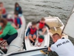 Silny wiatr przewrócił żaglówki z dziećmi na jeziorze
