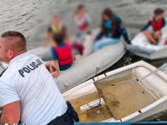Dramatyczne chwile na jeziorze Sławskim. Silny podmuch przewrócił żaglówki z dziećmi