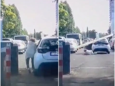 Kobieta popełniła fatalny błąd. Samochód ruszył i przejechał jej po nogach [WIDEO]