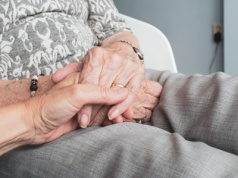 Bezpłatne opaski bezpieczeństwa dla świdnickich seniorów