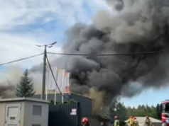 Kłęby czarnego dymu w Siemianowicach Śląskich. Widać go nawet w Katowicach