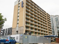 Okna z rozbiórki hotelu na odbudowę Ukrainy. To efekt działania Fundacji Brda