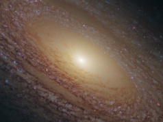 Teleskop Hubble'a uchwycił kłaczkowatą galaktykę spiralną w gwiazdozbiorze Wielkiej Niedźwiedzicy