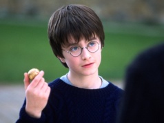 Jest pierwsze zdjęcie Harry'ego Pottera w szatach Hogwartu. "To mały Daniel Radcliffe"