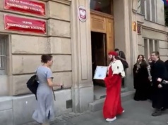 Happening młodzieżówki PO z udziałem radnej PiS-u. Mieli jej wręczyć dyplom Collegium Humanum [WIDEO]
