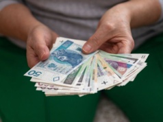 Tyle średnio wynosi renta wdowia. ZUS podzielił się danymi i wypłaca kolejną transzę