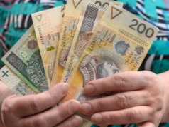 Wypłaty ok. 350 zł co miesiąc ruszyły. Otrzymało je już 420 tys. osób