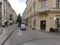 Kraków. Samochód wjechał w ogródek kawiarniany. 