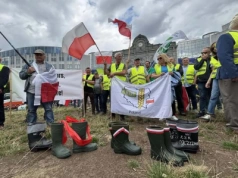 Zeszli z kombajnów i ruszyli na Brukselę. „Nie będzie dopłat, nie będzie chleba” [FOTO]
