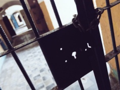 Rząd chce wypuścić z więzień tysiące osadzonych. Ma być to odpowiedź na narastający kryzys