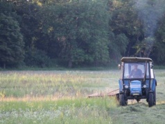 Nietrzeźwy traktorzysta przewrócił pojazd podczas koszenia rowów
